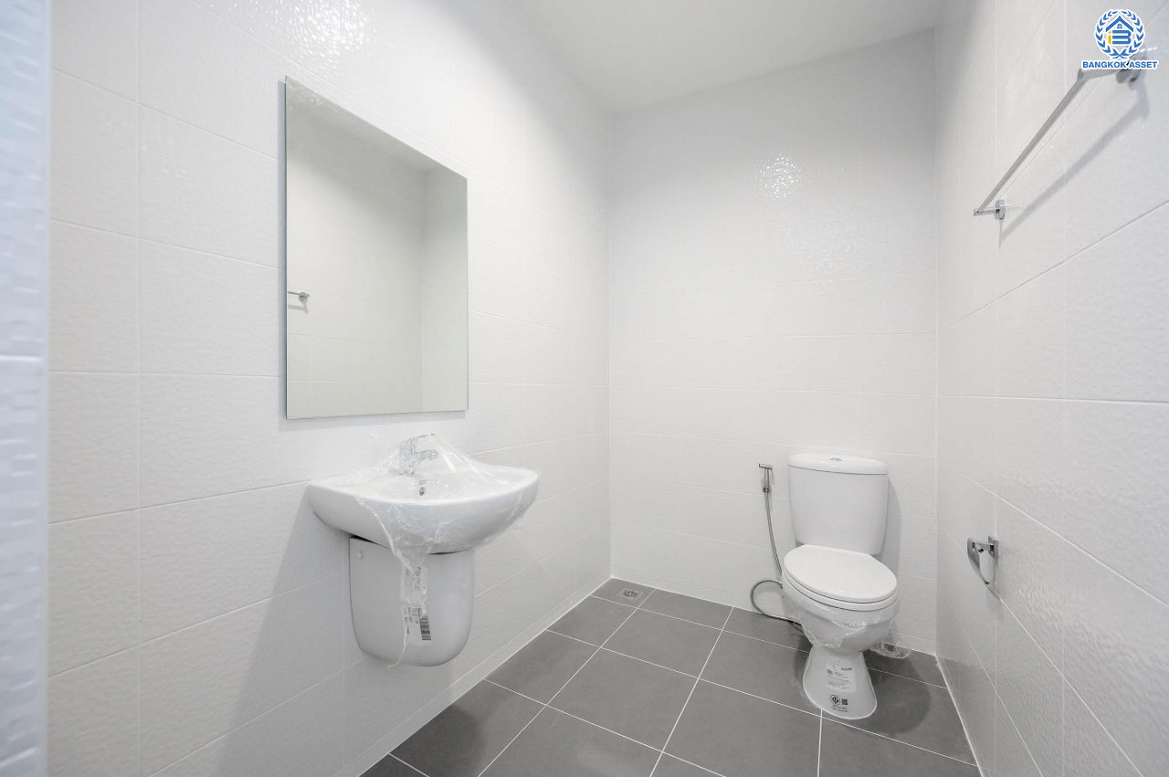 บ้านมือสองตกแต่งใหม่ โครงการ ซอยนวนิช ปากเกร็ด เนื้อที่ 45 ตร.ว. พื้นที่ใช้สอยมากกว่า 164.5 ตร.ม. พร้อมฟังก์ชัน 3 ห้องนอน 3 ห้องน้ำ 1 ห้องอเนกประสงค์ จอดรถได้ 1 คัน บนทำเลเมือง ใกล้เซ็นทรัลแจ้งวัฒนะ จุดขึ้นทางด่วน "แจ้งวัฒนะ" และรถไฟฟ้าสายสีชมพู "สถานีเลี่ยงเมืองปากเกร็ด"...